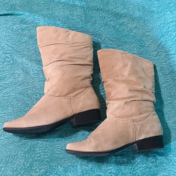 VTG Suede Khaki Boots - Picture 5 of 16